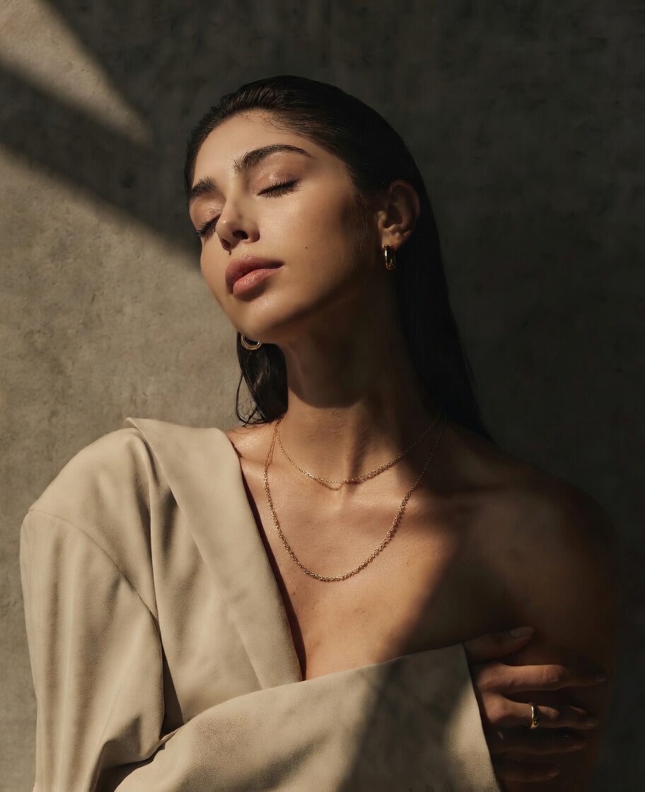 Cómo crear un look minimalista pero chic: edición joyas